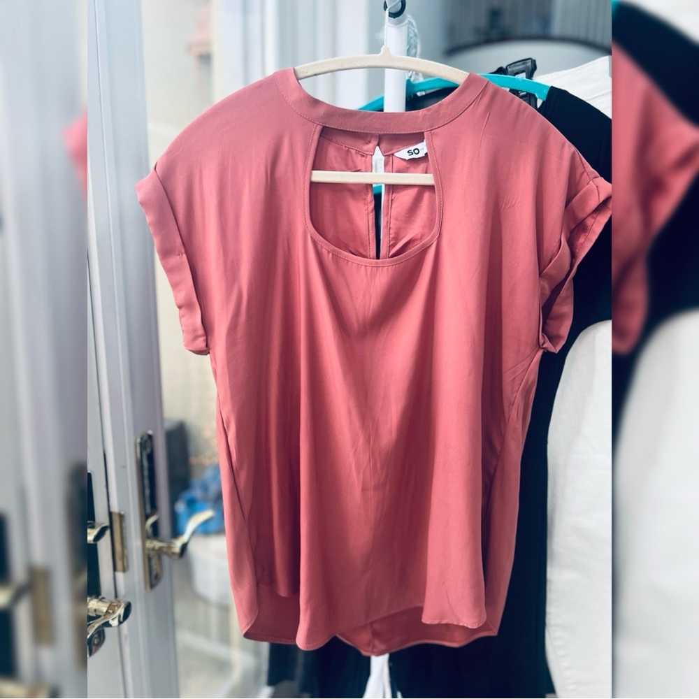 Peachy Cut-Out Keyhole Casual Blouse